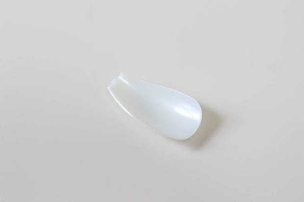 セリア　ネイルチップ マグネットデザイン 12P ホワイト　カーブ