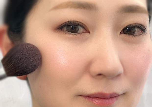 フェイスパウダーは、テカリやすい部分を中心に必要なところだけでOK