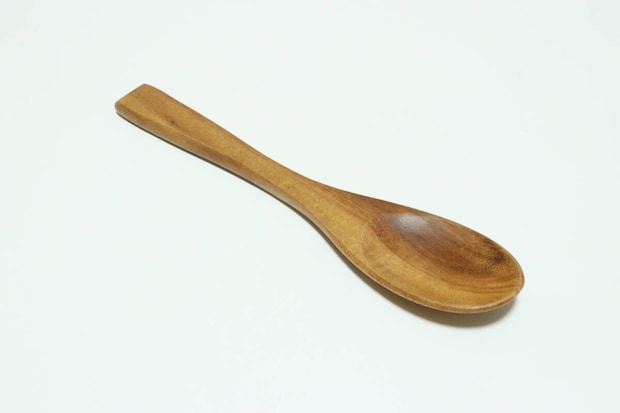 ダイソーのレンゲスプーン アカシアは天然木使用