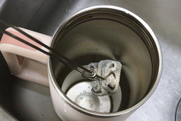 セリア　ハンギングステンレススポンジトング 35cm　スポンジ　使用例