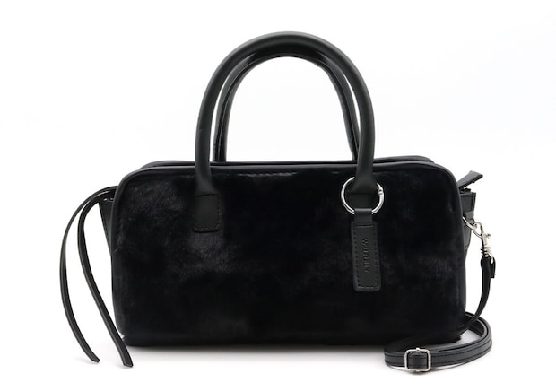 「今年のメインバッグもう付録でいい!」「過去イチの高級感」人気ブランドの黒バッグ付きムック