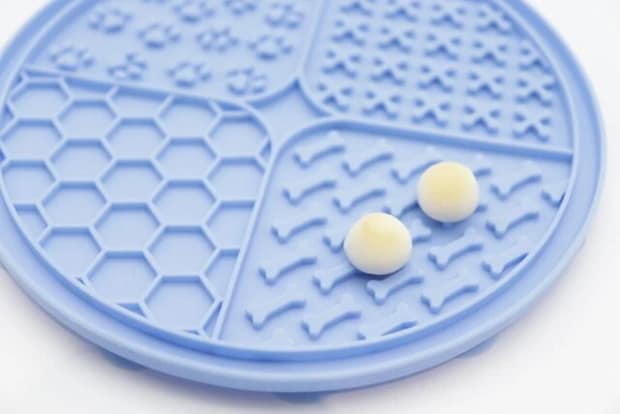 ダイソー　早食い防止シリコーンペット皿（丸型）