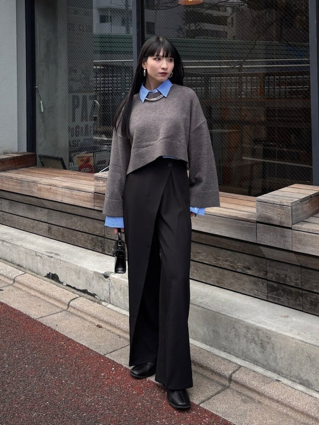 グレーショートニットコーデ 2026大人女性おすすめグレーショートニットコーデ