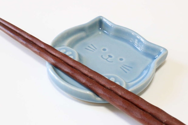 セリア 箸置きプレート 肉球ねこ セリアの箸置きプレート 肉球ねこに箸を置く