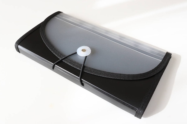 ダイソーのセクションファイル（13ポケット、Ａ、黒）のビジュアル