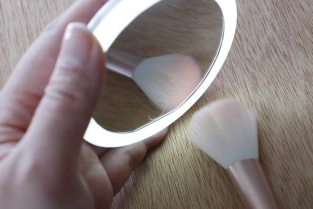 ダイソー　LED ミラー ハンドタイプ