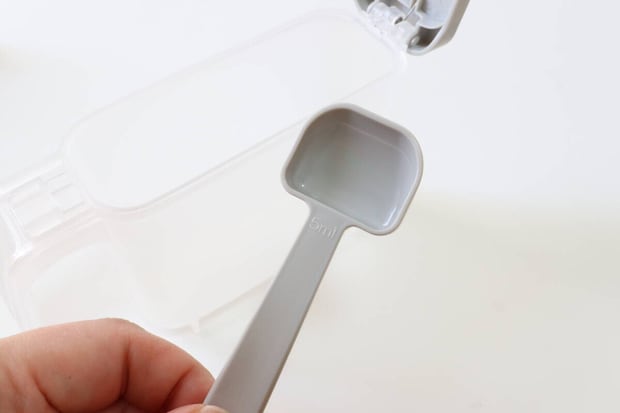 角までフィットしてすくえる調味料ケース（グレー）　スプーン