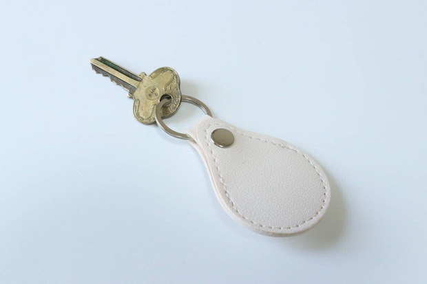 セリアの収納付キーホルダーレザー調はAirTagを隠してスマートに持ち運べる