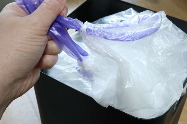 ゴミ袋（ひも付、25L、11枚）　紐を引く