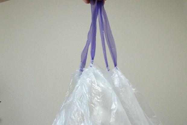 ゴミ袋（ひも付、25L、11枚）　口を閉じる