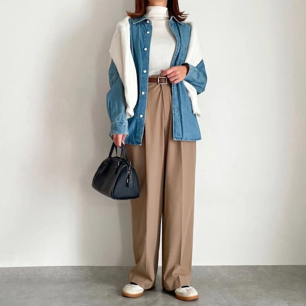 ユニクロタックワイドパンツベージュデニムシャツコーデ