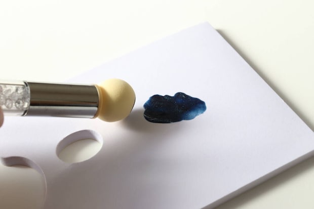 ダイソーのネイルアートスポンジブラシにジェルを付ける