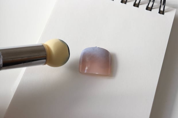ダイソーのネイルアートスポンジブラシでグラデーションを作る
