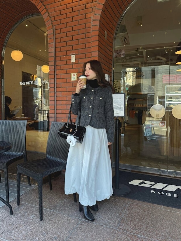 2026冬大人女性白スカートモノトーンコーデ