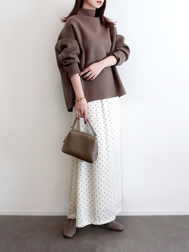 2026冬大人女性白スカートフェミニンコーデ