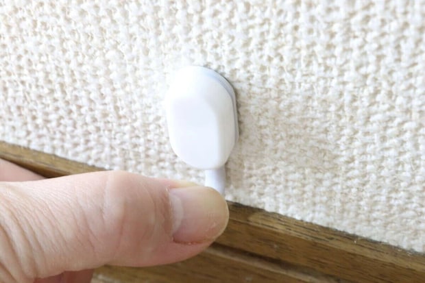 ダイソー　壁面にしっかり固定ピンフック（クロスタイプ、ダブル、ホワイト）　使用例
