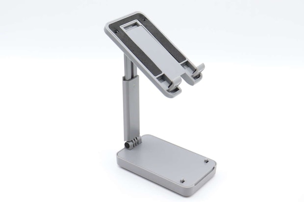 ダイソーの折り畳み式スマホスタンド 伸縮タイプは高さ調節可能