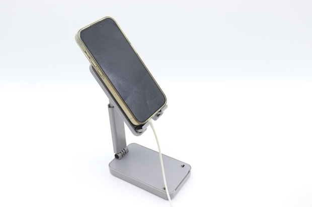 ダイソーの折り畳み式スマホスタンド 伸縮タイプは充電しながら使える