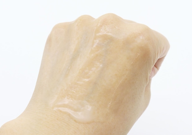 ダイソーのVTS100 リードルセラムを手に馴染ませる