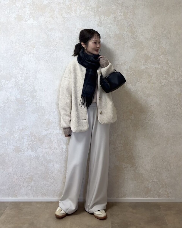 ユニクロボアフリースリラックスカーディガンのオールホワイトコーデ