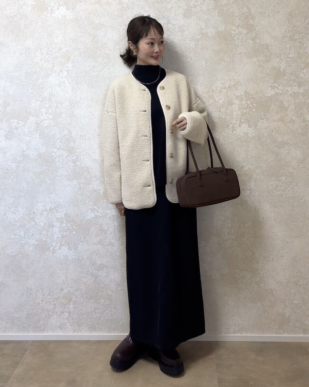 ユニクロボアフリースリラックスカーディガンと黒スカートのモノトーンコーデ