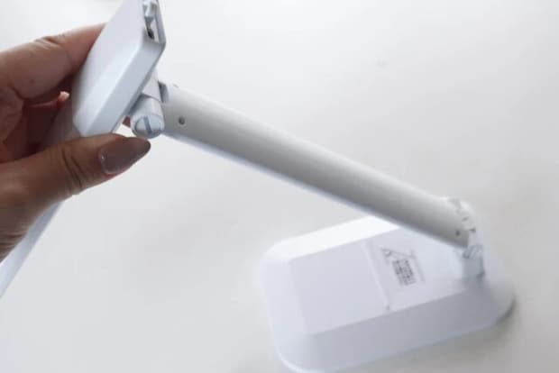 ダイソーのコンパクトになるデスクライト-USB／乾電池 両用-