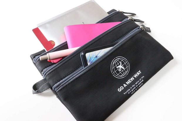 ダイソーのトラベルケースは4ポケット付で小分け収納できる