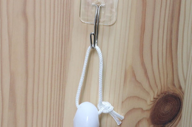 ダイソーの洗顔ブラシはフックに掛けられる