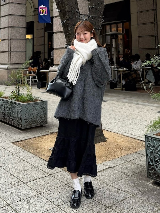 2026大人女性おすすめ黒スカートモノトーンコーデ