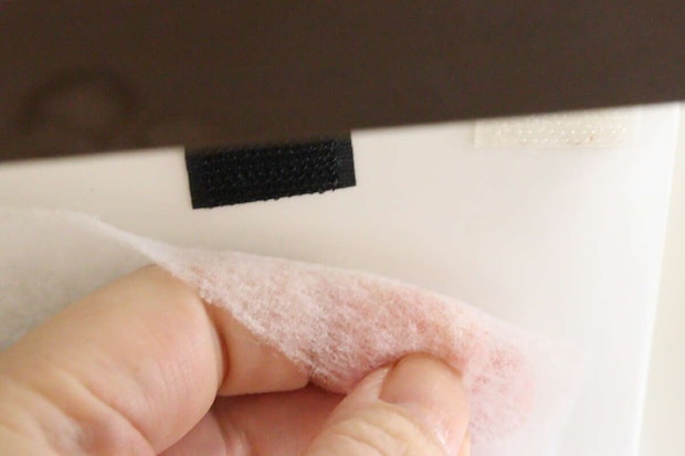 ダイソー ファスナーテープ(粘着タイプ、黒、25mm×30cm) ダイソーのファスナーテープ(粘着タイプ、黒、25mm×30cm)を換気扇に使う