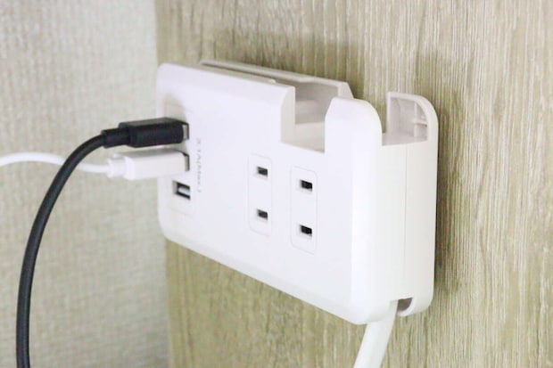 ダイソー ファスナーテープ(粘着タイプ、黒、25mm×30cm) ダイソーのファスナーテープ(粘着タイプ、黒、25mm×30cm)をコンセントに使う