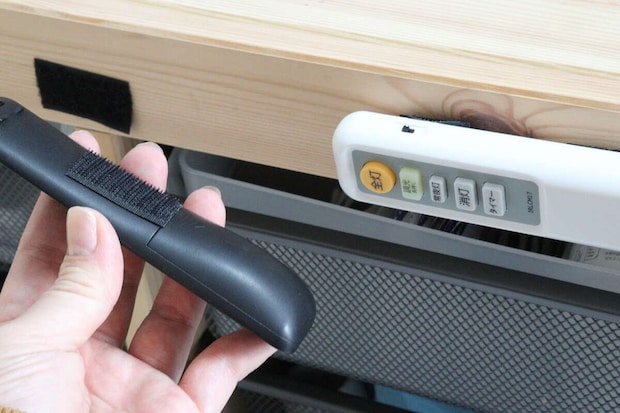 ダイソー ファスナーテープ(粘着タイプ、黒、25mm×30cm) ダイソーのファスナーテープ(粘着タイプ、黒、25mm×30cm)をリモコンに付ける