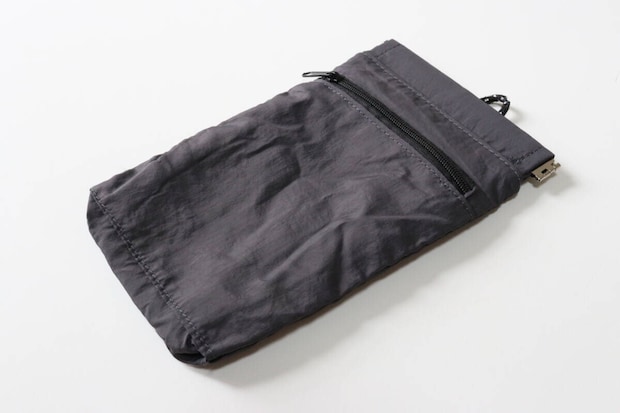 ダイソーのポケット付バネ口ポーチは無印良品の片手で開くフラットポーチに似ている