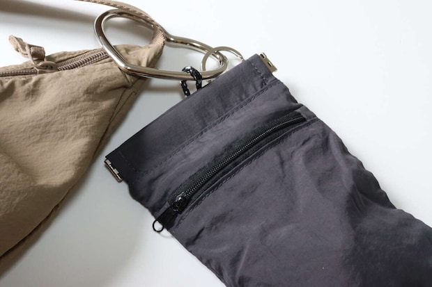ダイソー ポケット付バネ口ポーチ ダイソーのポケット付バネ口ポーチはカラビナを付けてバッグに引っ掛けられる