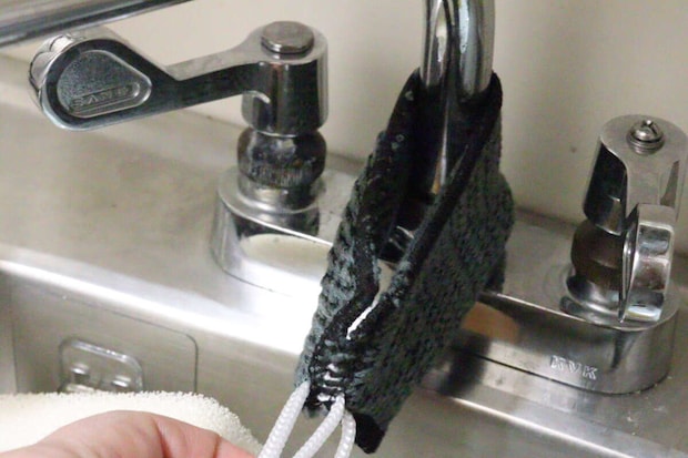 ダイソー アクリルニットクリーナー(蛇口洗い) ダイソーのアクリルニットクリーナー(蛇口洗い)で蛇口掃除