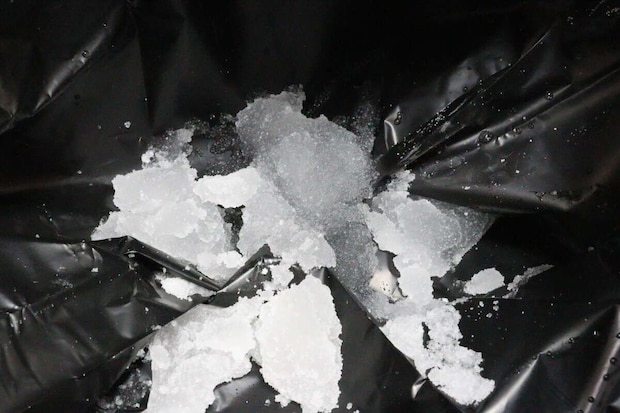 ダイソー 備蓄用ポータブル簡易和式トイレ ダイソーの備蓄用ポータブル簡易和式トイレは使用後に凝固剤で固める