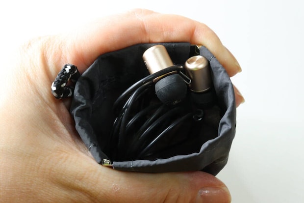 ダイソー ループ付バネ口ポーチ ダイソーのループ付バネ口ポーチにイヤホンを入れる