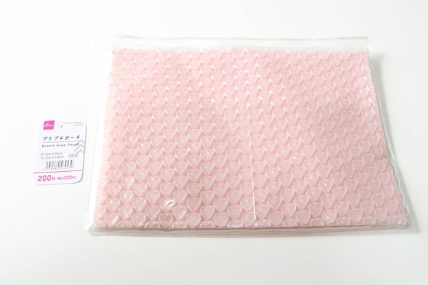 ダイソーのプチプチポーチ（ハート、27.2cm×20cm）のパッケージ