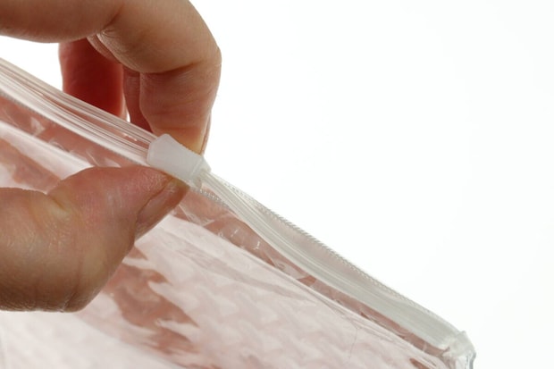 ダイソーのファスナー付きプチプチポーチ（ハート、27.2cm×20cm）