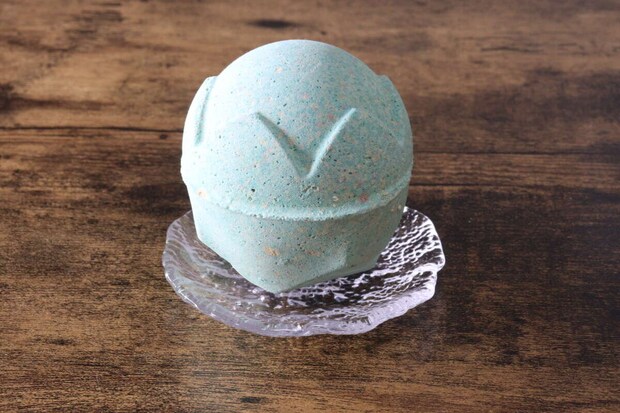 セリアのガラスアクセサリートレイにアロマストーンを置く