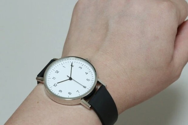 ダイソー　シンプルデザインウォッチ　着用例