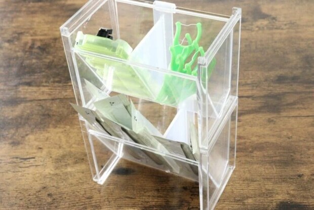 ダイソー　洗面鏡ナナメスタンド クリアー　使用例　スタッキング