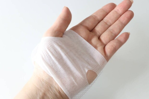 セリア　ウォーミット 2P（ホワイトムスクの香り）　カイロ　バンド　着用例