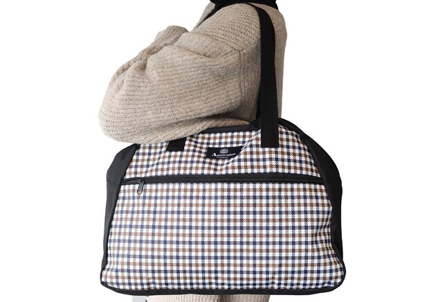 宝島社雑誌付録ＧＬＯＷ3月号のアクアスキュータムの大容量ボストンバッグ2