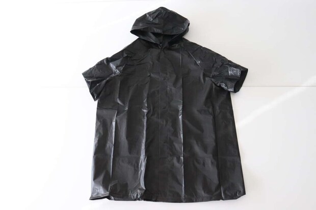 分離式レインジャケット（大人用、ブラック）　袖を取り外した状態