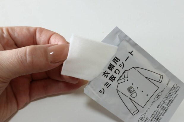 セリア 衣類用シミ取りシート セリアの衣類用シミ取りシートを開封する