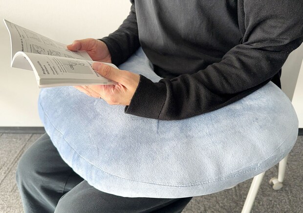 もちもちクッション（アームレスト）　読書時