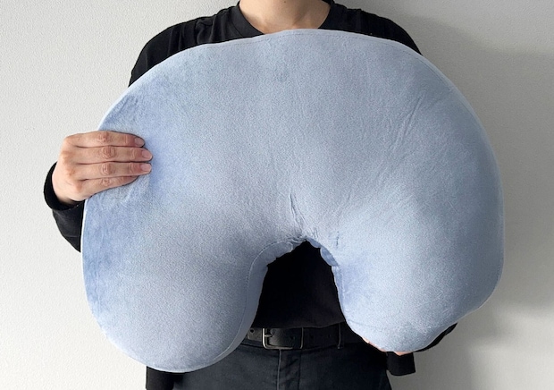 デカすぎん？と思ったけどこのサイズに納得！一度使ったら手放せない100均優秀クッション