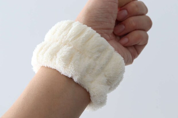 洗顔用リストバンド（アイボリー）　装着