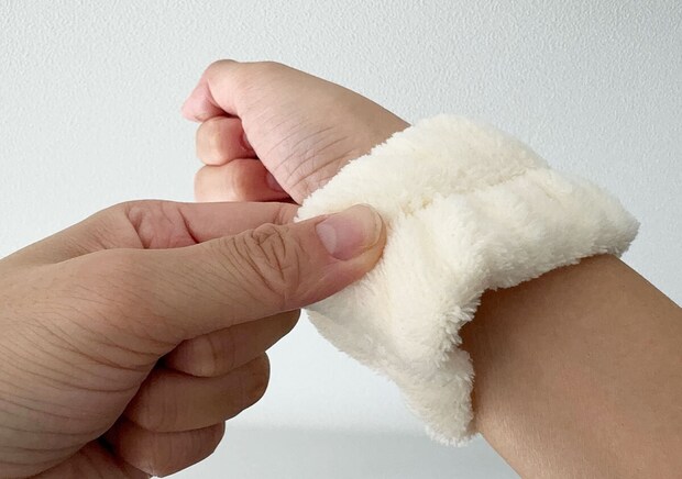 洗顔用リストバンド（アイボリー）　フィット感